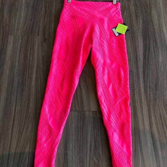 ‼️LAST ONE‼️NWT Onzie Selenite Legging in Neon Pnk - Picture 3 of 5